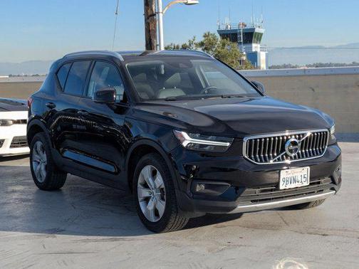 2022 Volvo XC40 T5 Momentum
