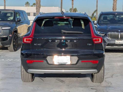 2022 Volvo XC40 T5 Momentum