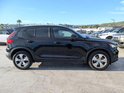 2022 Volvo XC40 T5 Momentum