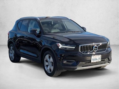 2022 Volvo XC40 T5 Momentum