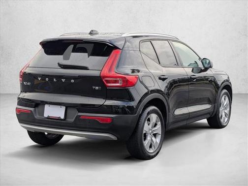 2022 Volvo XC40 T5 Momentum