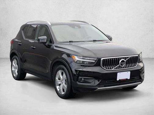 2022 Volvo XC40 T5 Momentum