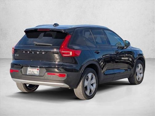 2022 Volvo XC40 T5 Momentum