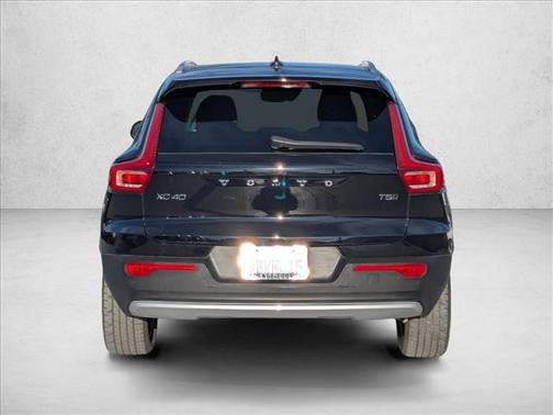 2022 Volvo XC40 T5 Momentum