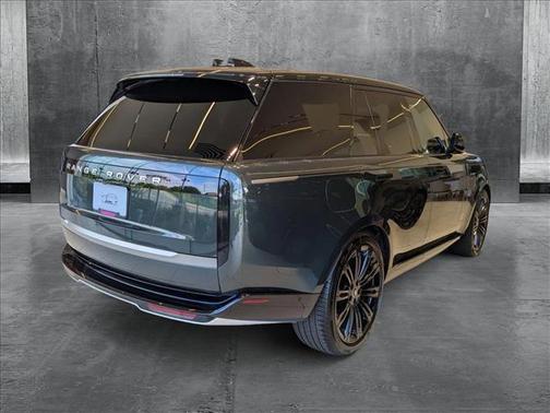 2025 Land Rover Range Rover P530 SE