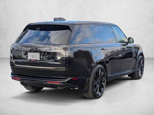 2026 Land Rover Range Rover P615 SV