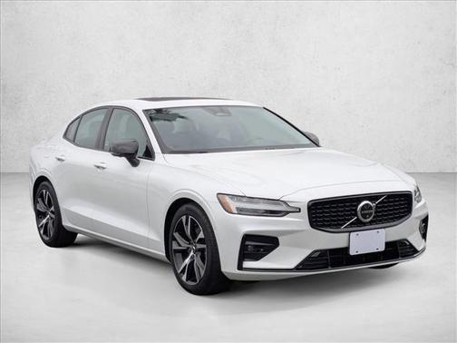 2024 Volvo S60 B5 Plus Dark Theme