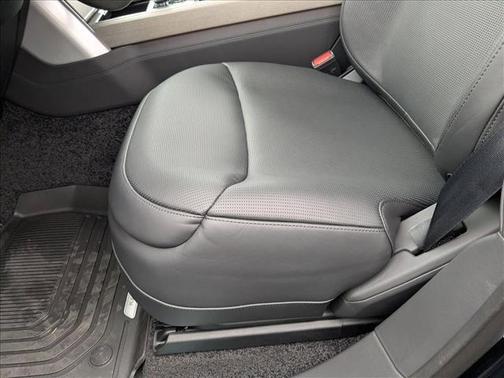 2026 Land Rover Range Rover P615 SV