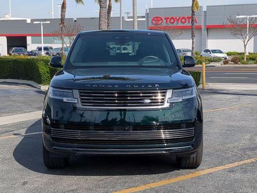 2026 Land Rover Range Rover P615 SV