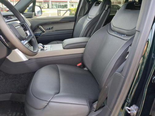 2026 Land Rover Range Rover P615 SV