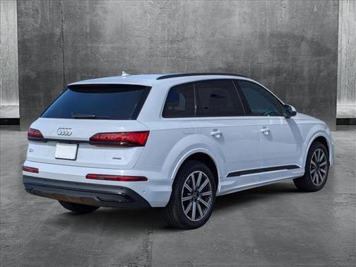 2024 Audi Q7 45 Premium Plus