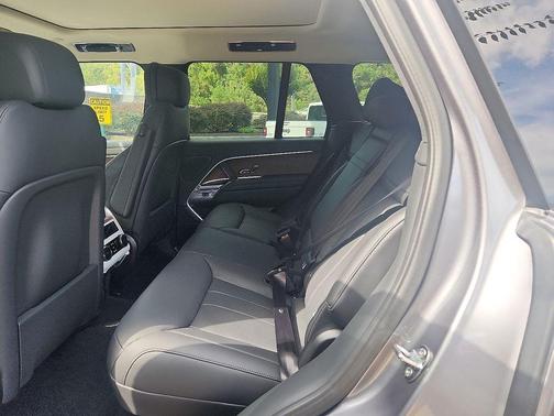 2025 Land Rover Range Rover P400 SE