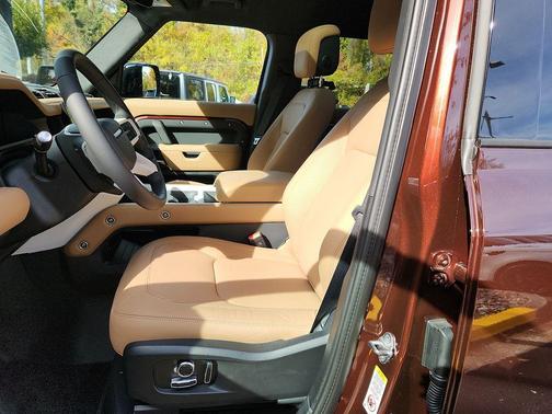 2025 Land Rover Defender 130 P400 X-Dynamic SE