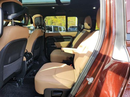 2025 Land Rover Defender 130 P400 X-Dynamic SE