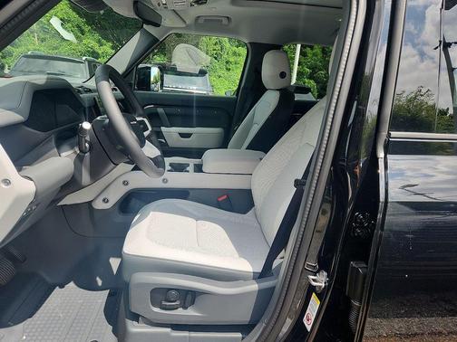 2025 Land Rover Defender 110 P400 X-Dynamic SE