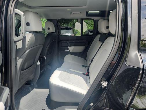 2025 Land Rover Defender 110 P400 X-Dynamic SE
