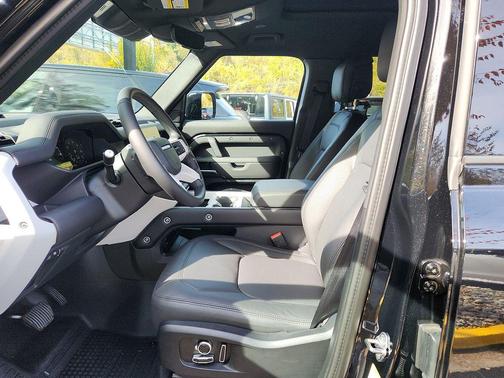 2025 Land Rover Defender 130 P400 X-Dynamic SE