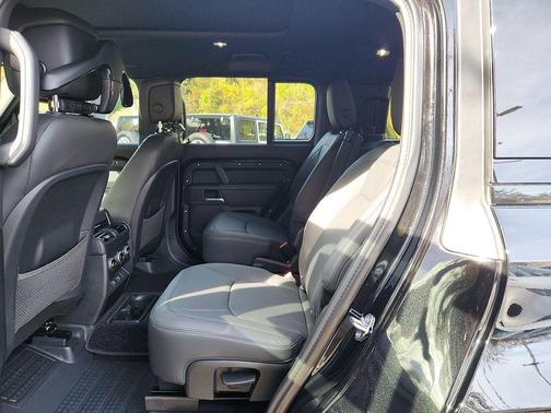 2025 Land Rover Defender 130 P400 X-Dynamic SE