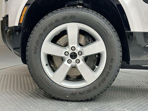 2026 Land Rover Defender P500 X-Dynamic SE