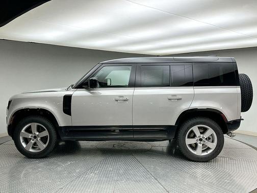 2026 Land Rover Defender P500 X-Dynamic SE