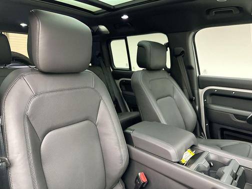 2026 Land Rover Defender P500 X-Dynamic SE