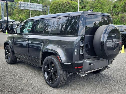 2025 Land Rover Defender 110 V8