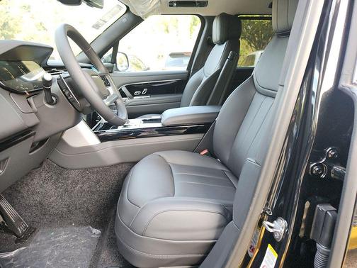 2025 Land Rover Range Rover P400 SE 7 Seat