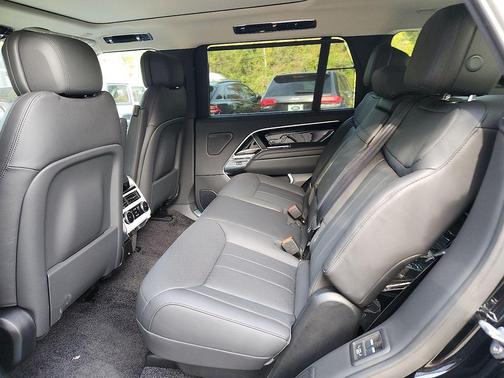 2025 Land Rover Range Rover P400 SE 7 Seat