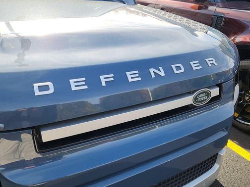 2025 Land Rover Defender 110 P300