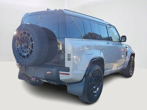 2026 Land Rover Defender 110 V8