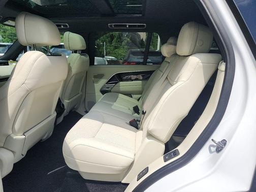 2025 Land Rover Range Rover P400 SE 7 Seat
