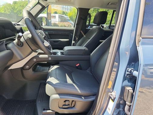 2025 Land Rover Defender 110 P300