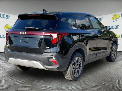 Black 2025 Kia Seltos LX