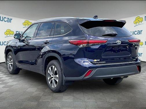 Blue 2022 Toyota Highlander Hybrid XLE