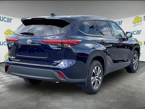 Blue 2022 Toyota Highlander Hybrid XLE