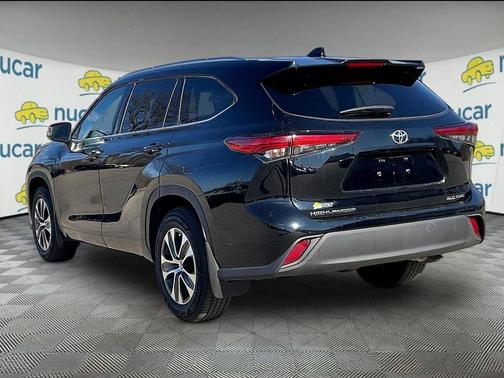 Black 2021 Toyota Highlander XLE