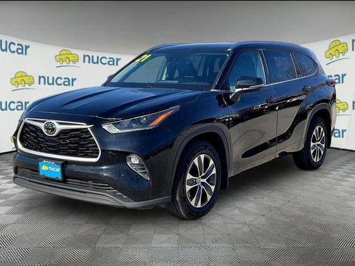 Black 2021 Toyota Highlander XLE