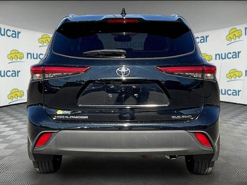 Black 2021 Toyota Highlander XLE