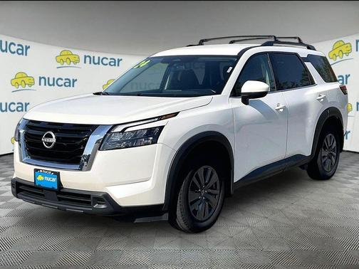 White 2024 Nissan Pathfinder SV