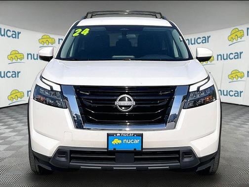 White 2024 Nissan Pathfinder SV