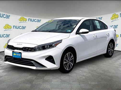 White 2023 Kia Forte LXS