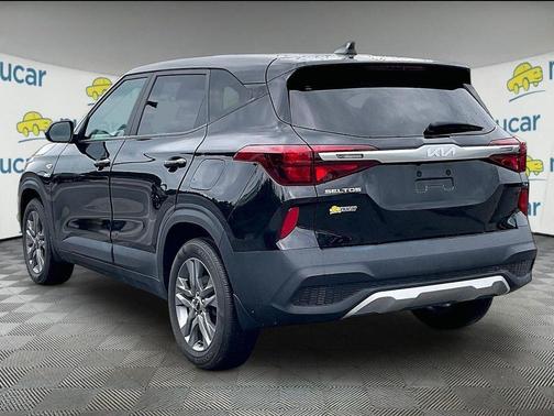 Black 2023 Kia Seltos LX
