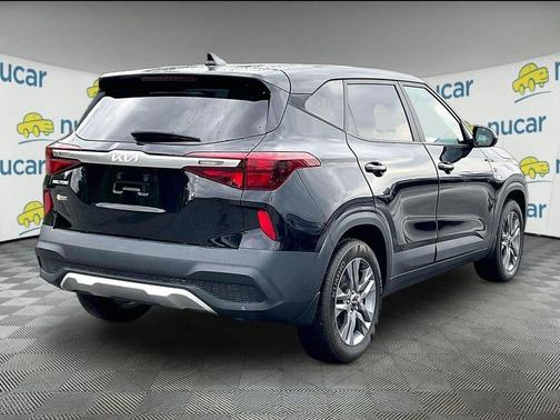 Black 2023 Kia Seltos LX