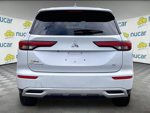 White 2024 Mitsubishi Outlander SE