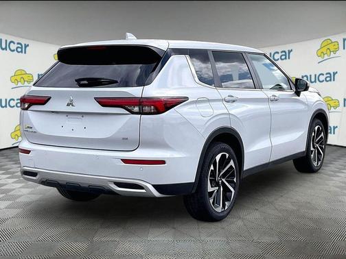 White 2024 Mitsubishi Outlander SE