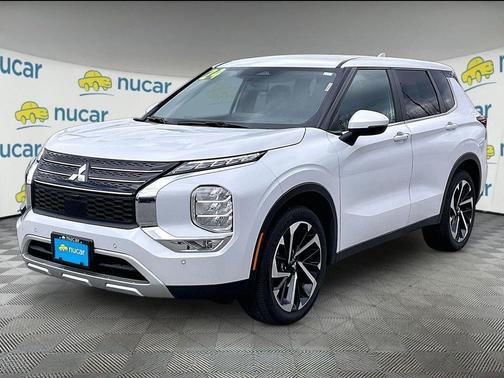 White 2024 Mitsubishi Outlander SE