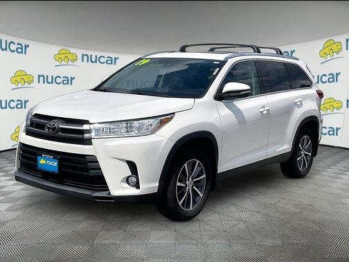 White 2019 Toyota Highlander XLE