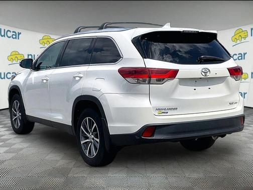 White 2019 Toyota Highlander XLE
