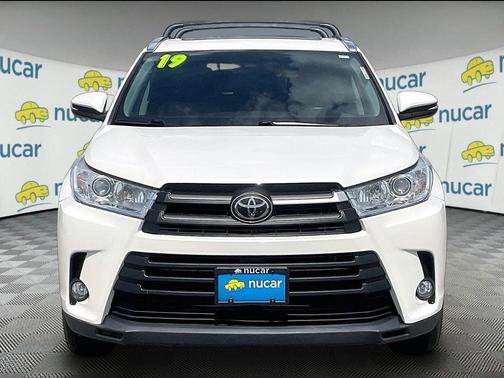 White 2019 Toyota Highlander XLE