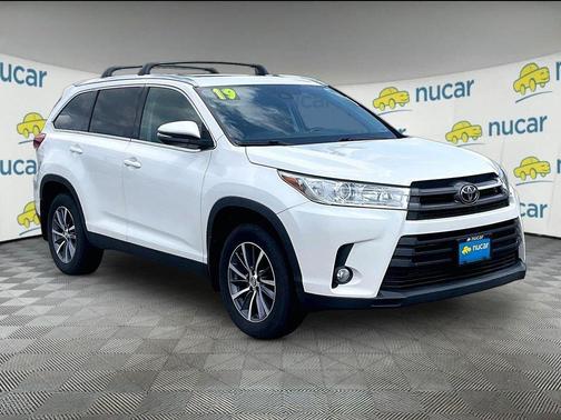 White 2019 Toyota Highlander XLE